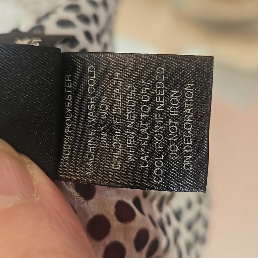 White House Black Market Scarf - Picture 5 of 5